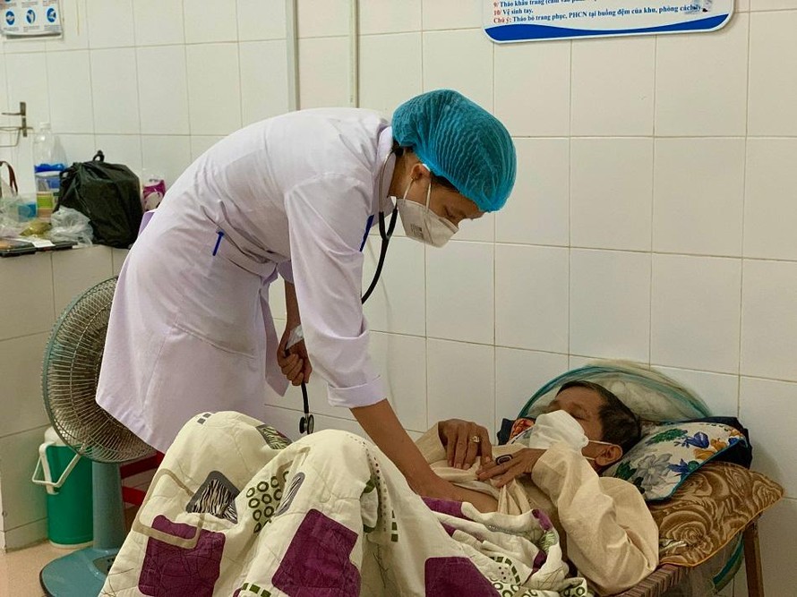 Khoa Nhiệt đới, Bệnh viện Đa khoa tỉnh Quảng Ngãi phải kê thêm giường xếp cho bệnh nhân nằm.