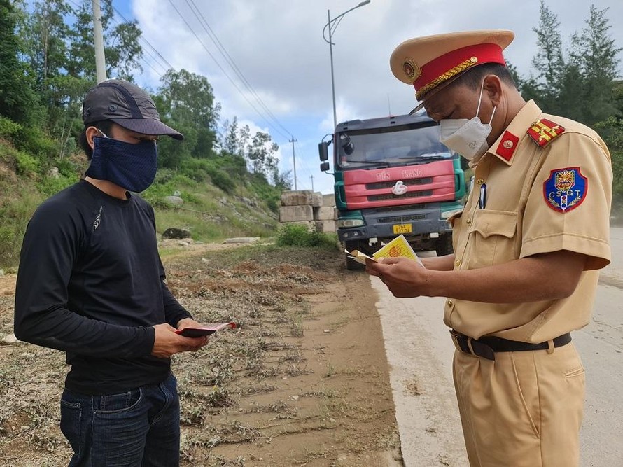 Lực lượng CSGT, công an tỉnh Quảng Ngãi đang kiểm tra hoạt động của xe vận tải tại KKT Dung Quất. Ảnh: Nguyễn Ngọc