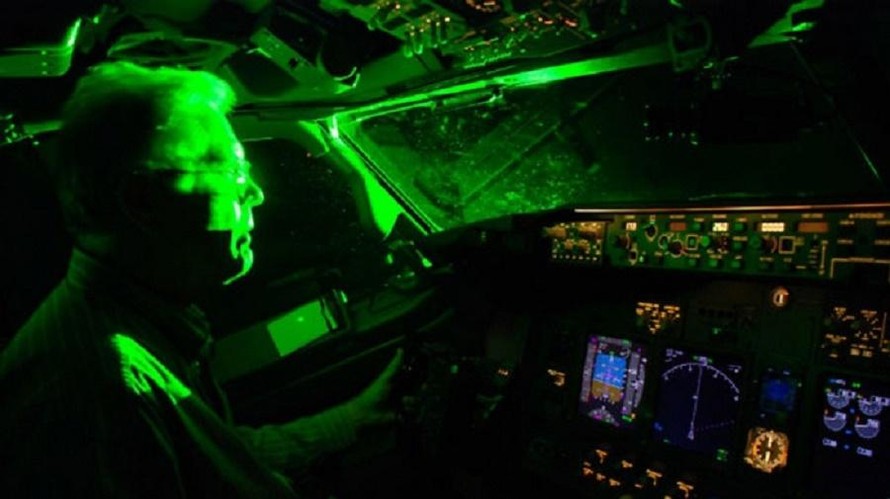 Máy bay bị chiếu tia laser. Ảnh minh họa