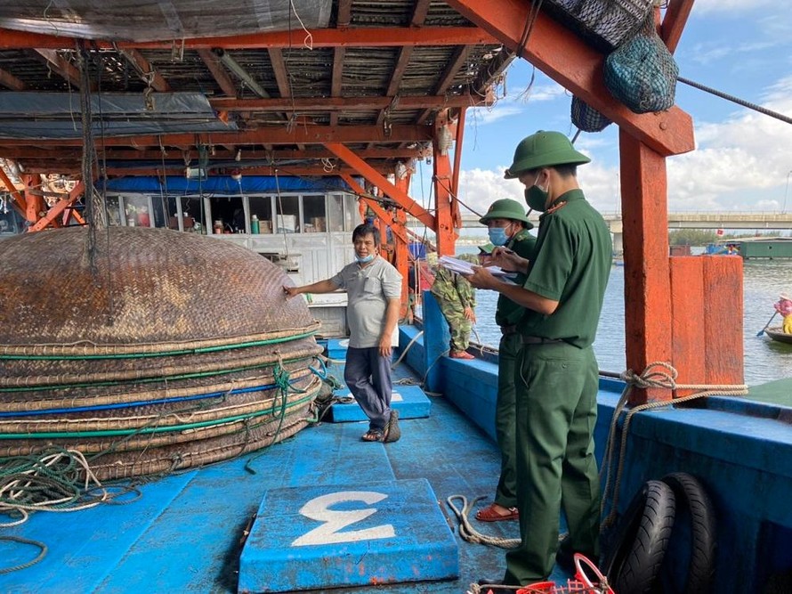 Ngư dân Quảng Ngãi bị tàu nước ngoài uy hiếp, cướp tài sản trên vùng biển Trường Sa thuộc chủ quyền của Việt Nam.