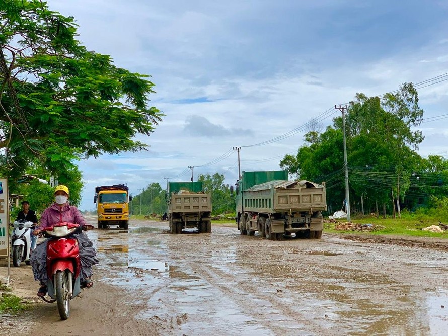 Xe quá tải “cày nát” tuyến đường nối KKT Dung Quất - Chu Lai.