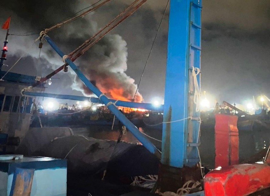 Bình Định 5 tàu cá bốc cháy dữ dội trong đêm.