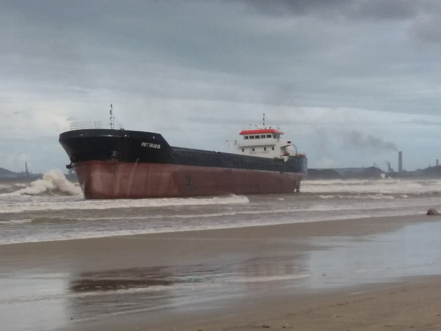 Tàu Việt Thuận 09 đang bị mắc cạn tại bờ biển Khe Hai, xã Bình Thạnh, Bình Sơn, Quảng Ngãi. Ảnh: Nguyễn Ngọc 