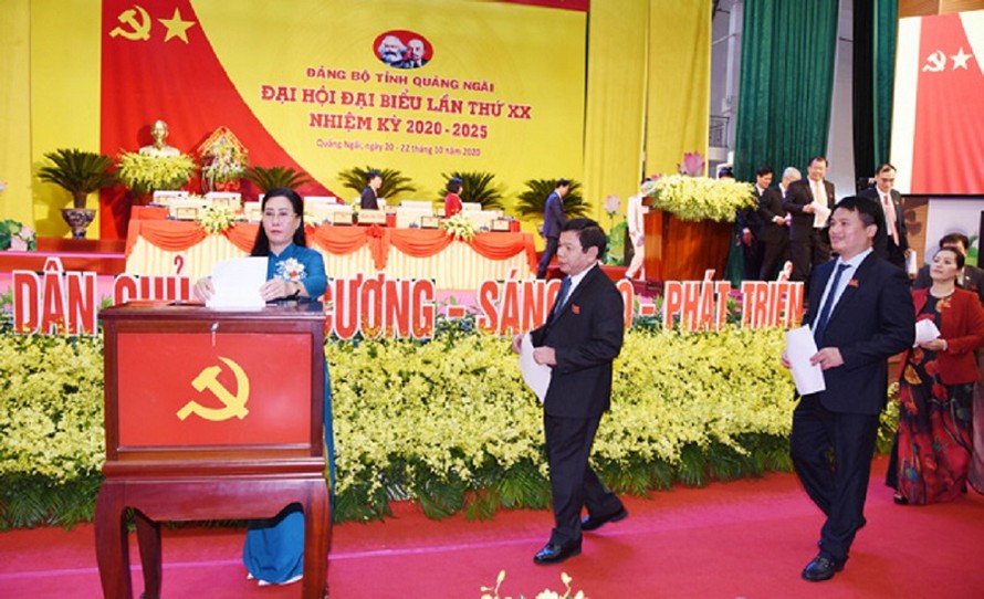 Ủy viên dự khuyết Trung ương Đảng, Bí thư Tỉnh ủy, Chủ tịch HĐND tỉnh Bùi Thị Quỳnh Vân bỏ phiếu bầu Ban Chấp hành Đảng bộ tỉnh khóa XX. Ảnh: PV 