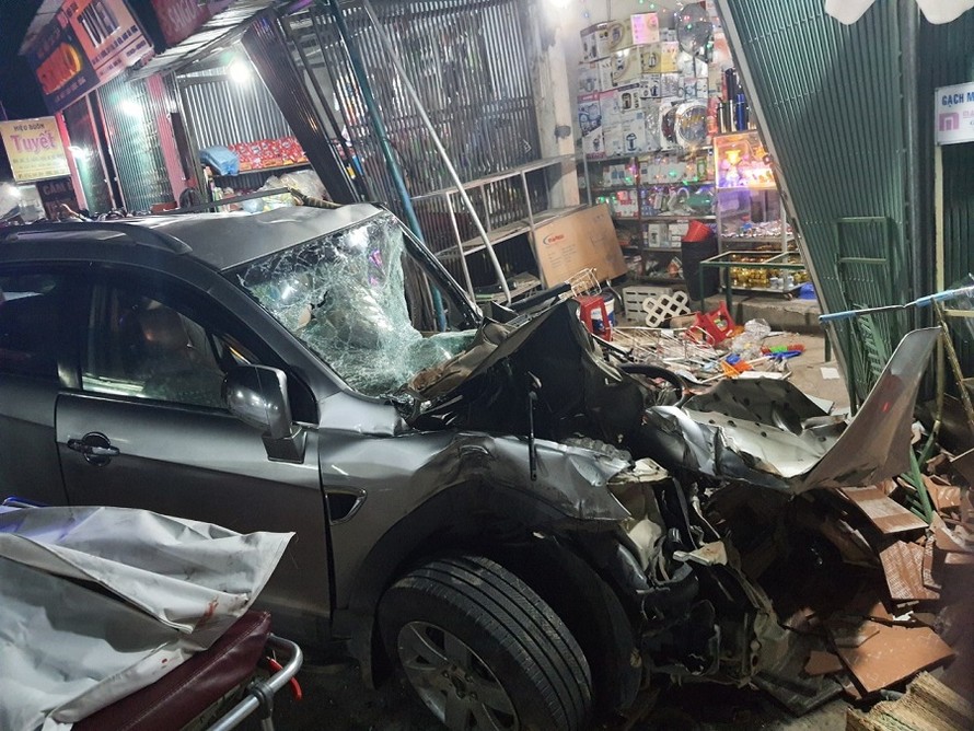 Hiện trường vụ xe điên tông vào nhà dân ở Quảng Ngãi, làm nhiều người chết