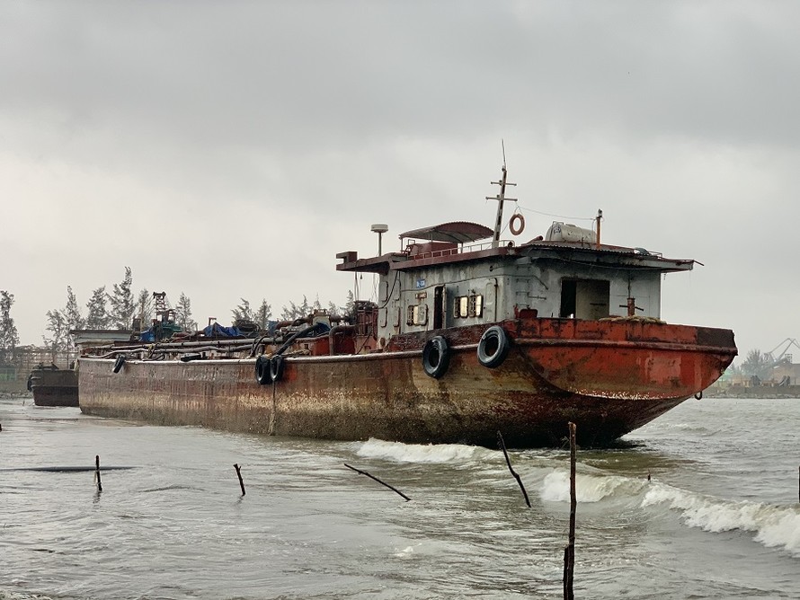 Bốn chiếc xà lan trôi dạt trên vùng cảng biển Dung Quất đe dọa an toàn hàng hải. Ảnh: Nguyễn Ngọc 