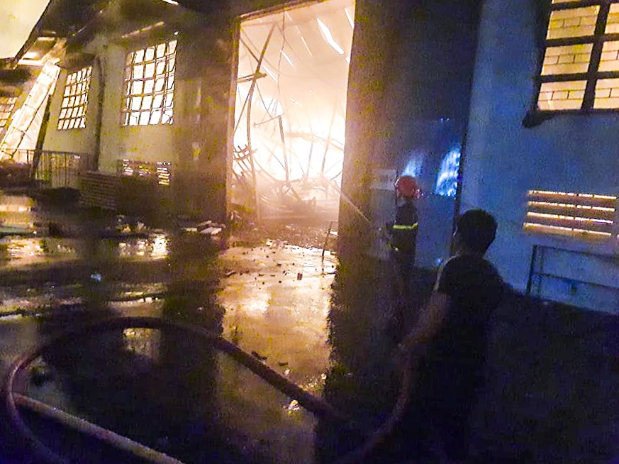 Hàng chục lính cứu hỏa chữa cháy xuyên đêm tại nhà xưởng xí nghiệp đồ gỗ xuất khẩu.