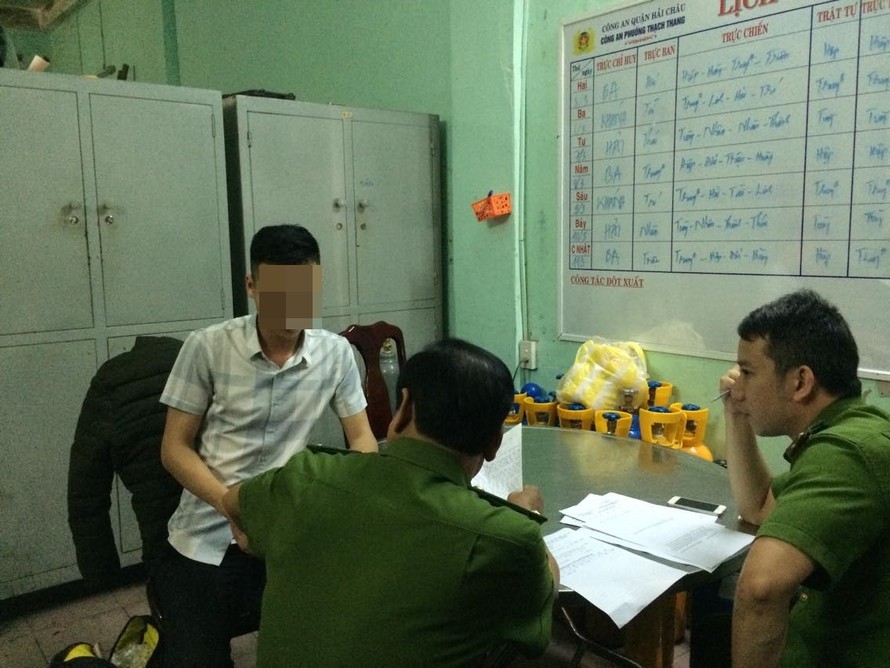 Phóng viên Hứa Vĩnh Nhân viết tường trình vụ việc tại Công an phường Thạch Thang