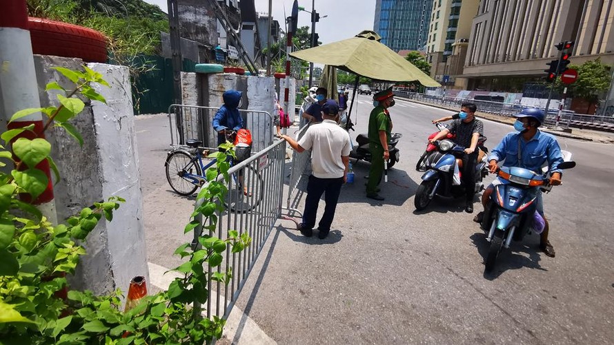 Phong tỏa một phần phường Chương Dương do có dân quân trực chốt mắc COVID-19 