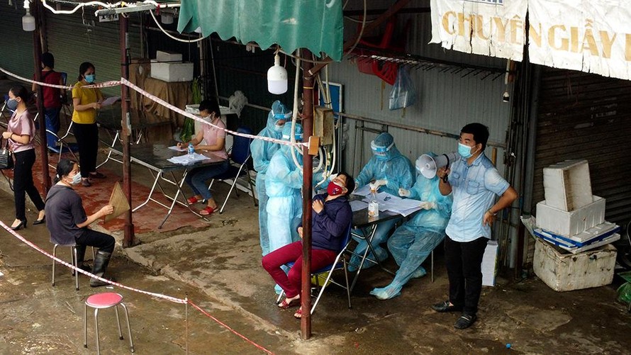 Hình ảnh xét nghiệm hàng trăm tiểu thương chợ Phùng Khoang