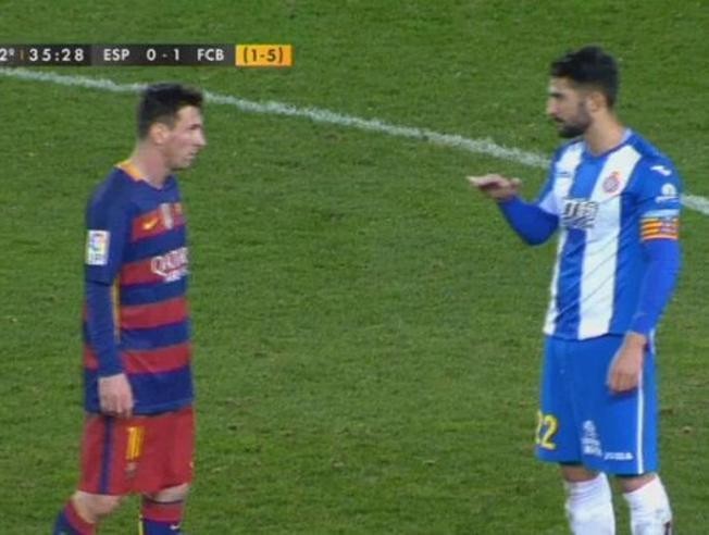 Alvaro gây hấn với Messi.