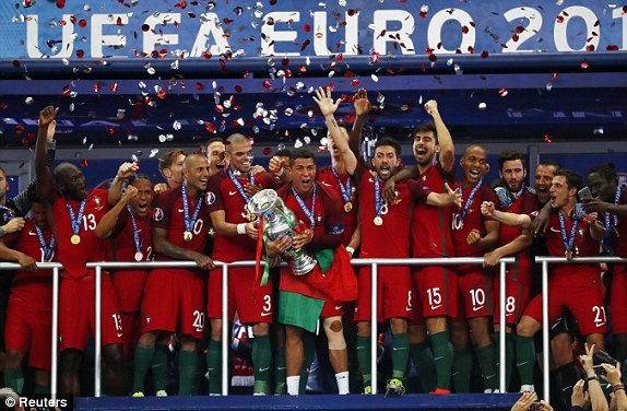 Các cầu thủ Bồ Đào Nha nhận cúp vô địch EURO 2016