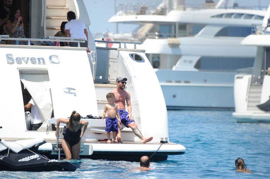 Messi giải sầu trên siêu du thuyền sau khi Ƅị kết án tù