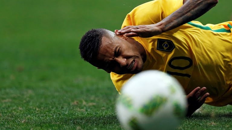 Neymar bị tước băng đội trưởng Brazil?
