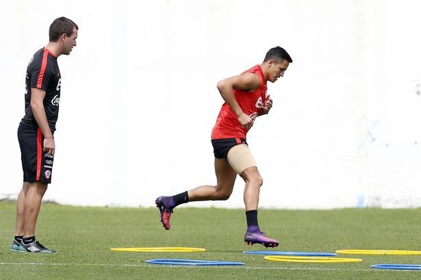 Alexis Sanchez nỗ lực ra sân tập luyện cùng ĐT Chile.