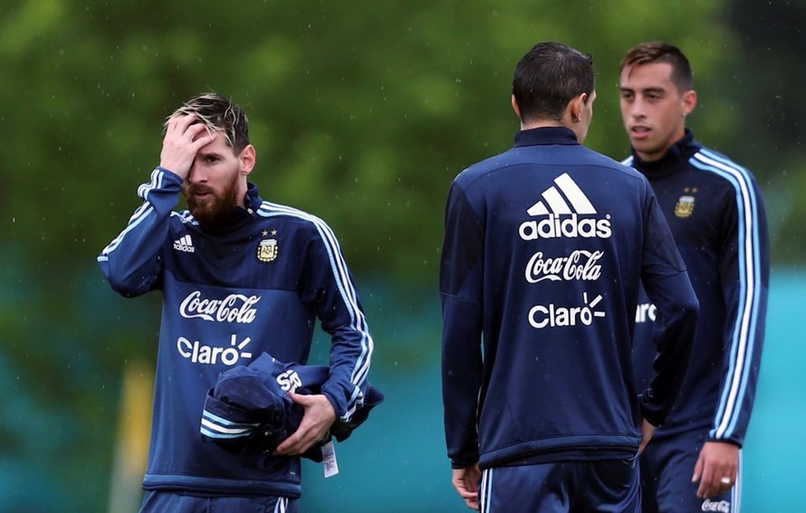 Messi dính cúm và đối mặt nguy cơ lỡ trận gặp Colombia.