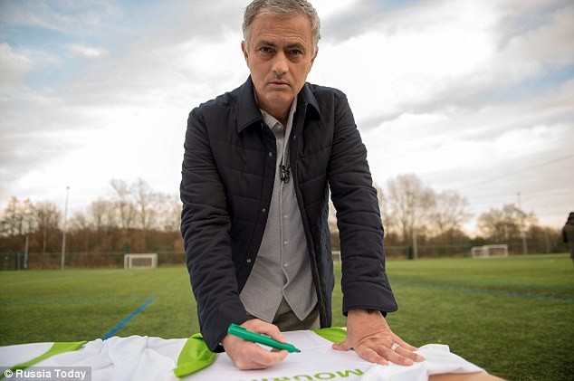 HLV Jose Mourinho vừa đến Nga để ký hợp đồng làm BLV trong thời gian VCK World Cup 2018 diễn ra.
