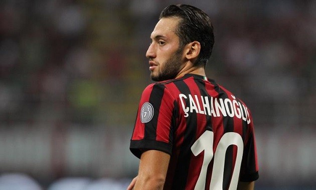 Hakan Calhanoglu đổ lỗi cho trọng tài khi AC Milan thua 1-3 trước Arsenal.