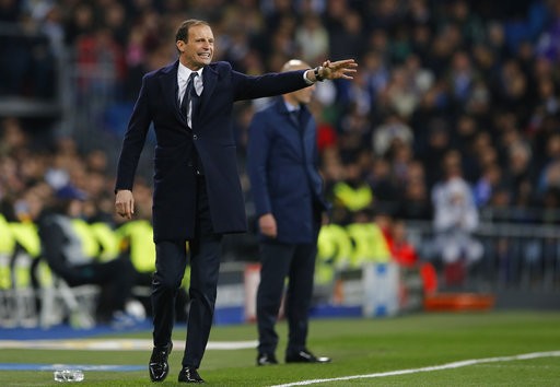 HLV Allegri tức giận khi trọng tài cho Real Madrid hưởng penalty phút bù giờ.