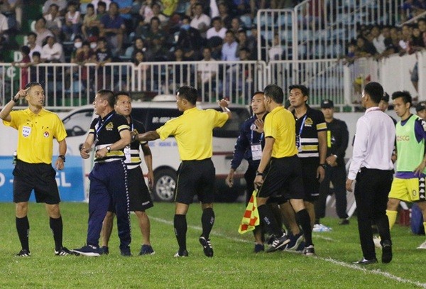 Hà Nội FC nhận “mưa án” phạt vì sự cố trước HAGL.