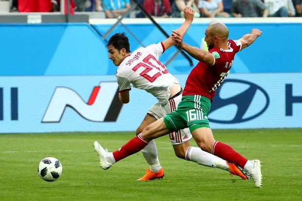 Nordin Amrabat dính chấn thương ở phần đầu trong trận đấu với Iran.