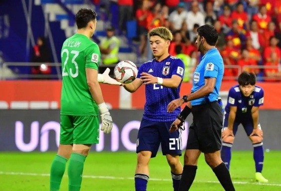 Công nghệ VAR mang tới quả penalty cho Nhật Bản.