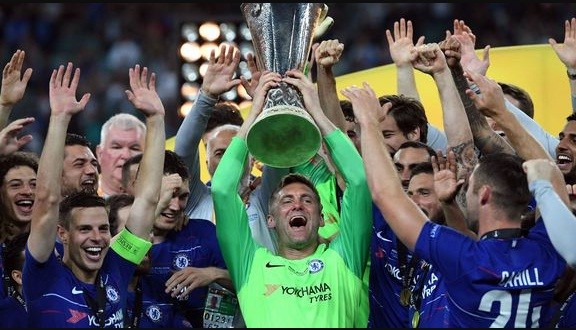 Robert Green nâng cao chức vô địch cùng Chelsea dù chẳng thi đấu phút nào mùa này.