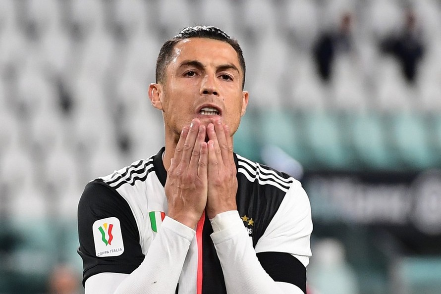 Cristiano Ronaldo tiếc nuối khi sút hỏng penalty trước AC Milan.