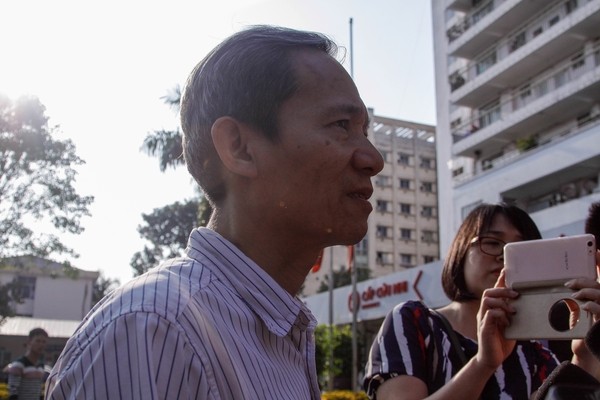 Ông Phan Thanh Tùng, hiệu trưởng trường THPT Trần Nhân Tông đưa 3 em học sinh bị vữa rơi trúng đầu vào viện Thanh Nhàn sau khi xảy ra vụ việc.