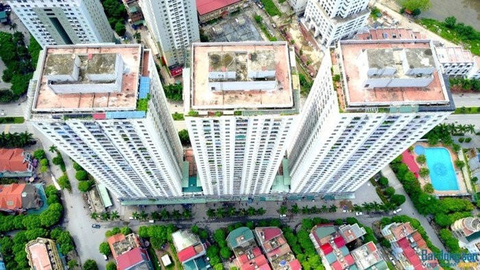 Khu chung cư CT4 với 3 khối nhà hàng nghìn căn hộ tại KĐT Xa La nằm trong danh sách 17 chung cư khó có khả năng khắc phục vi phạm PCCC. Khu chung cư này cũng từng xảy ra vụ cháy kinh hoàng thêu rụi hàng trăm xe máy của dân.