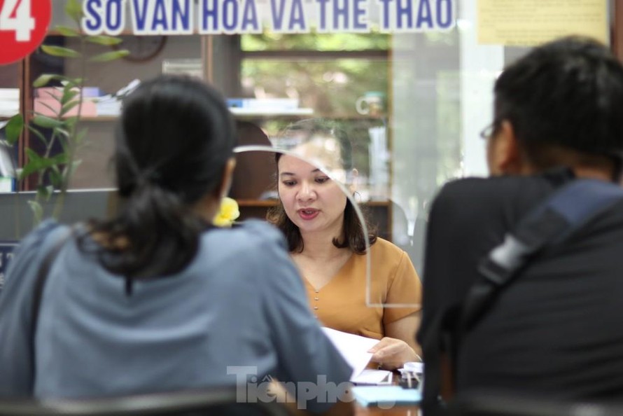 Công chức, viên chức làm việc tại Trung tâm hành chính TP Đà Nẵng. Ảnh: Nguyễn Thành