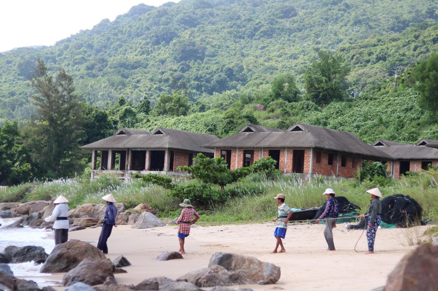 Một dự án bỏ hoang lâu năm trên bán đảo Sơn Trà. Ảnh: Nguyễn Thành. 