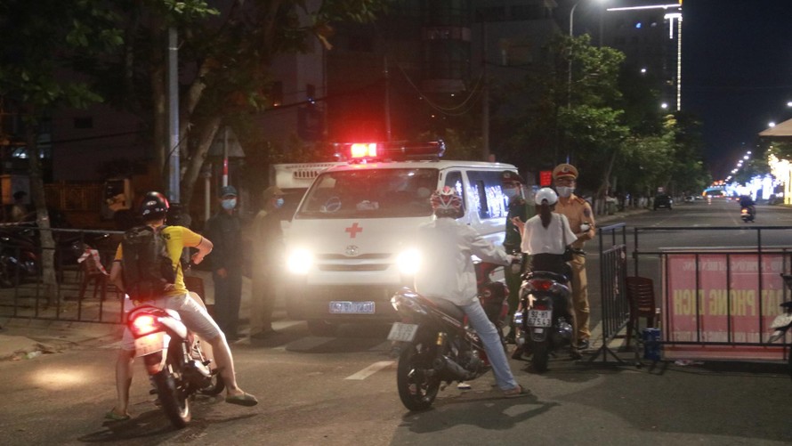 Xe cấp cứu vận chuyện bệnh nhân COVID-19 ra vào Nại Hiên Đông tại chốt kiểm soát trên đường Trần Hưng Đạo. Ảnh: Nguyễn Thành
