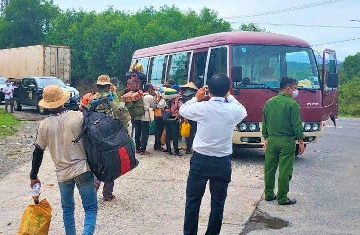 16 người dân Quảng Ngãi được lực lượng chức năng Đà Nẵng đưa về quê vào ngày 31/8. 