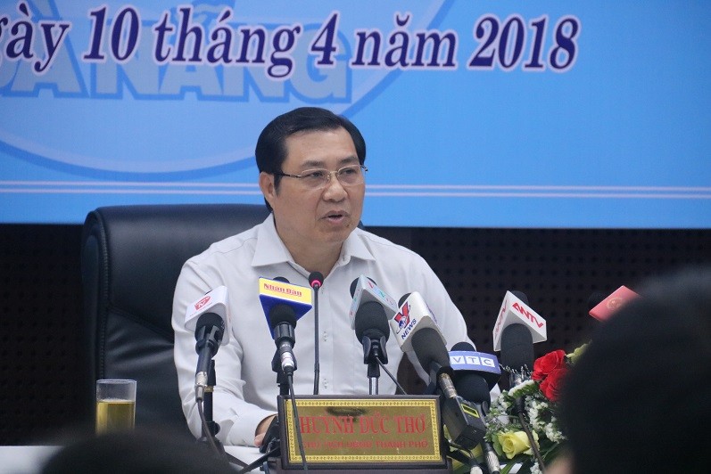 Ông Huỳnh Đức Thơ, Chủ tịch UBND thành phố Đà Nẵng chủ trì buổi họp báo. Ảnh Nguyễn Thành