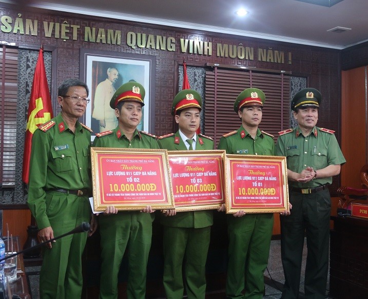 Ban giám đốc CA TP Đà Nẵng trao thưởng của UBND TP cho 3 tổ công tác của lực lượng 911 (CA TP Đà Nẵng). Ảnh: Nguyễn Thành