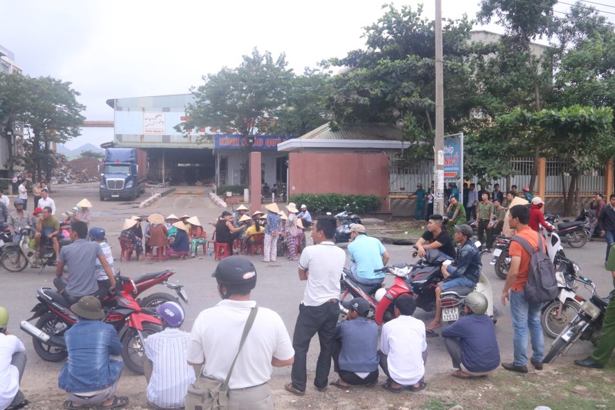 Dân vây nhà máy thép Dana - Ý hồi tháng 12/2018. Ảnh: Nguyễn Thành