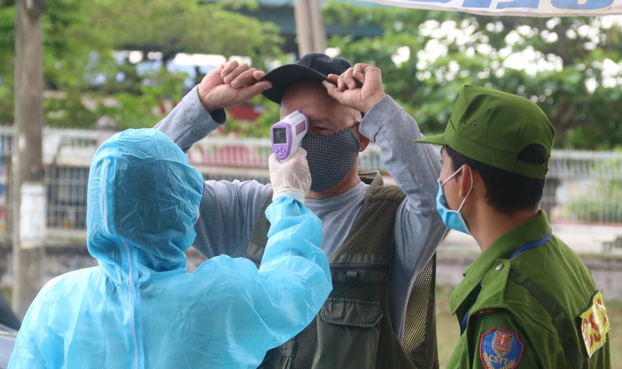 Cận cảnh quy trình kiểm tra, giám sát y tế ở cửa ngõ thành phố Đà Nẵng
