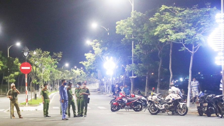Các chiến sĩ công an quận Sơn Trà làm nhiệm vụ bảo vệ, phong toả hiện trường nơi 2 đồng đội hi sinh trong khi làm nhiệm vụ. Ảnh: Nguyễn Thành