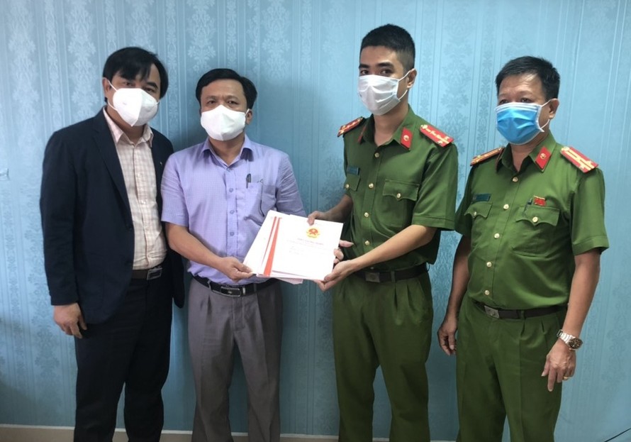 Công an TP Đà Nẵng bàn giao các sổ đỏ cho sở TN&MT TP Đà Nẵng. 