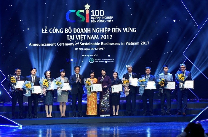 Phó Chủ tịch nước Đặng Thị Ngọc Thịnh và Chủ tịch VCCI Vũ Tiến Lộc trao chứng nhận cho Top 10 DN bền vững
