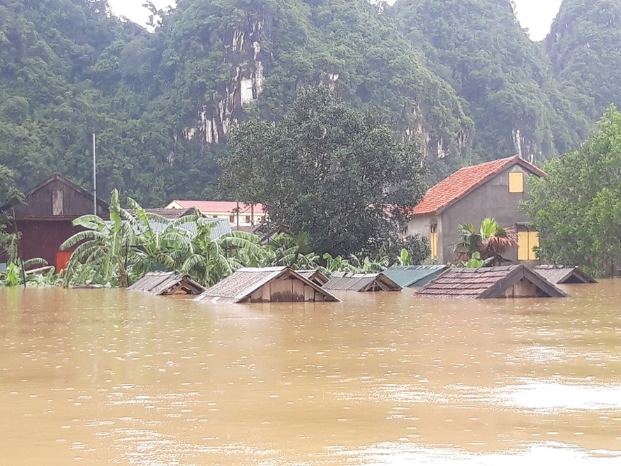 Nhiều khu vực ở Quảng Bình bị ngập tới nóc nhà, bị cô lập, chia cắt