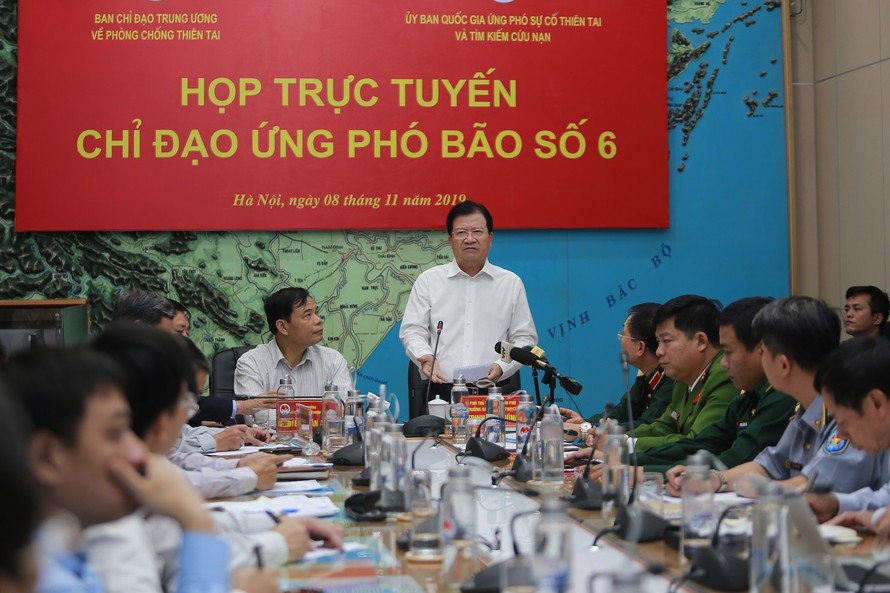 Phó Thủ tướng Trịnh Đình Dũng yêu cầu các địa phương chủ động cấm biển, sơ tán dân khỏi khu vực nguy hiểm, cho học sinh nghỉ học để ứng phó với bão.
