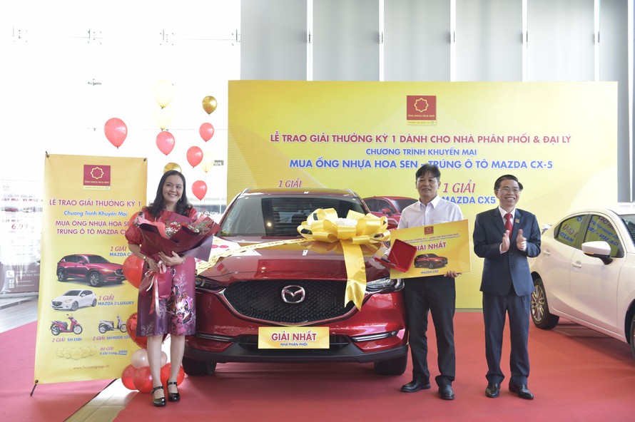 Lãnh đạo Tập đoàn Hoa Sen trao giải thưởng 1 xe ô tô Mazda CX-5 cho nhà phân phối may mắn