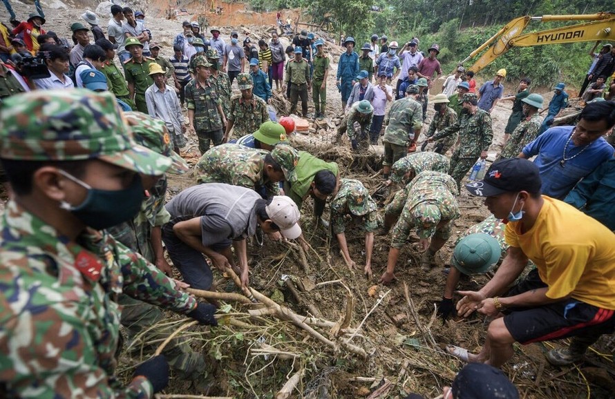 Các lực lượng vẫn tích cực tìm kiếm những nạn nhân mất tích trong vụ sạt lở ở Nam Trà My, Quảng Nam