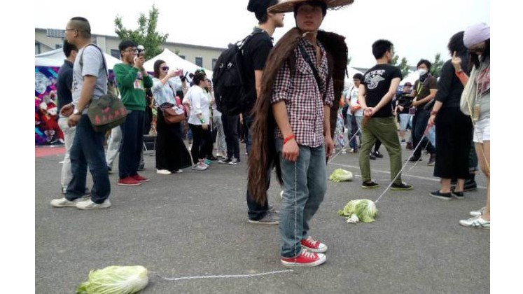 Thú vui dắt bắp cải đi chơi của thanh niên cô đơn Trung Quốc