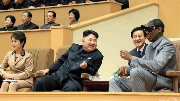 Cựu ngôi sao bóng rổ Dennis Rodman (phải) trò chuyên thân mật với ông Kim Jong Un ở Bình Nhưỡng hồi tháng 1 năm nay