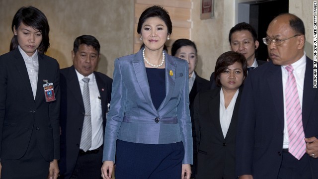 Thủ tướng Thái Lan Yingluck Shinawatra trước cửa Tòa án Hiến pháp ở Bangkok