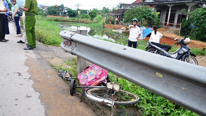  Chiếc xe đạp và hai học sinh bị ô tô hất văng xa 10 mét, va mạnh vào tường hộ lan Quốc lộ 1A. 