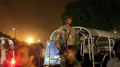 Lực lượng an ninh có mặt tại sân bay Karachi hôm 9/6
